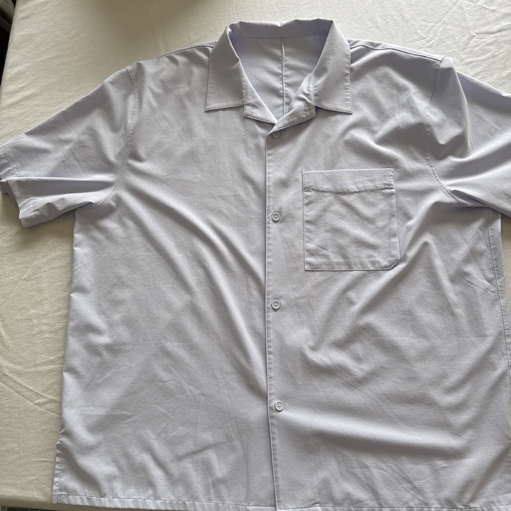 Lululemon Mens Short Sleeve Button Up Shirt 2XL Light Blue Casual Collared